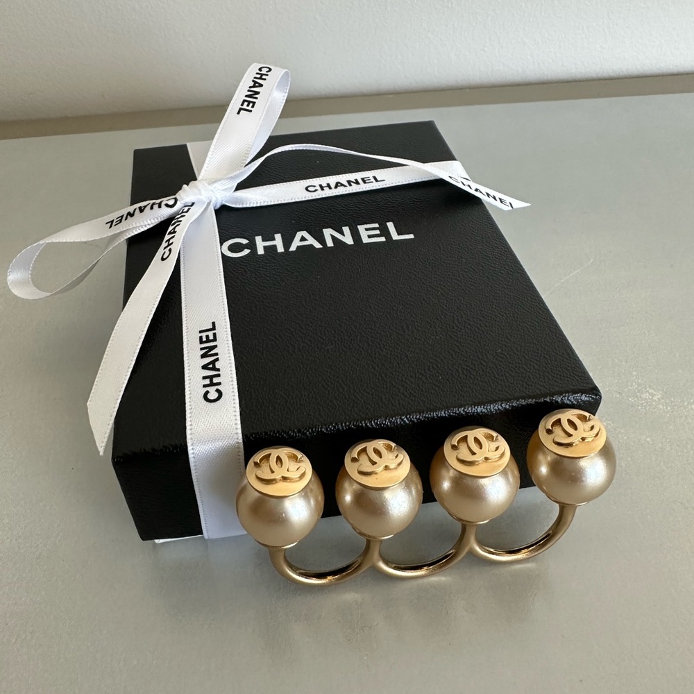 100% authentic Chanel Gold and Cream pearl Quadruple Ring logo vintage new mint